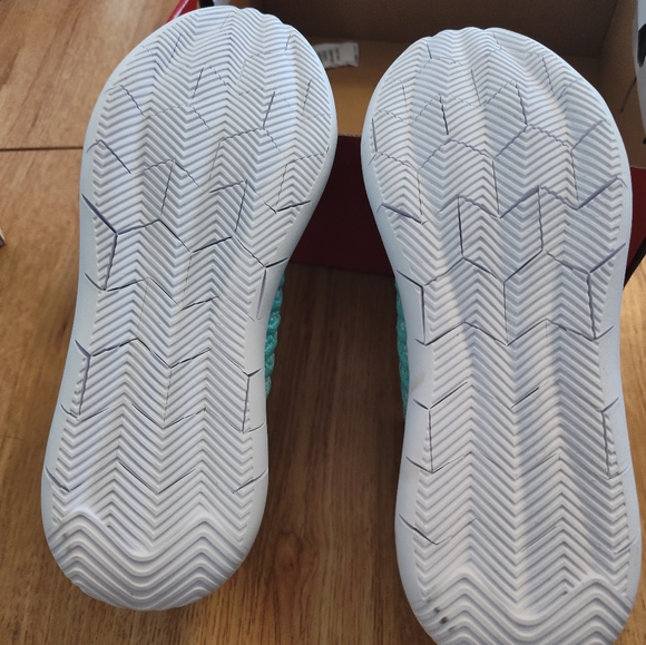 Size 7 mint green Propet Travel bound sneakers - Picture 3 of 8